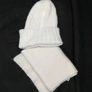 Guess - Muffler & Hat Set